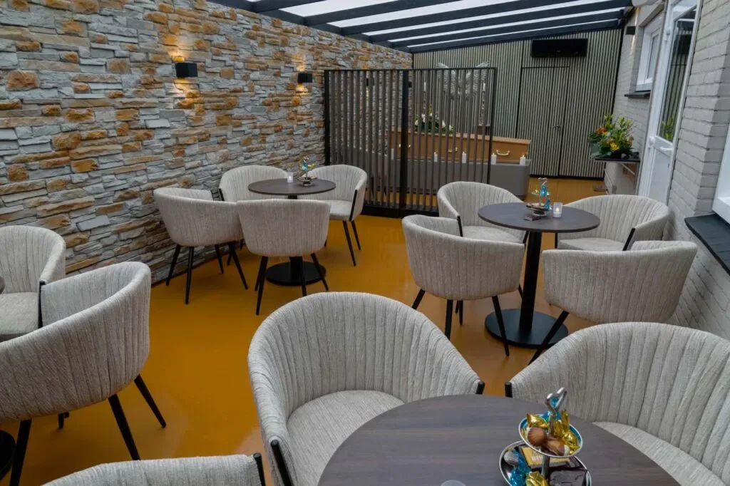 Ontvangstruimte van Afscheidshuis Zichtenburg met tafels en stoelen